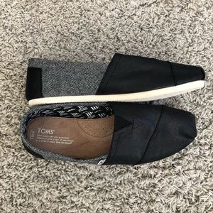Men’s Toms, size 10.5.